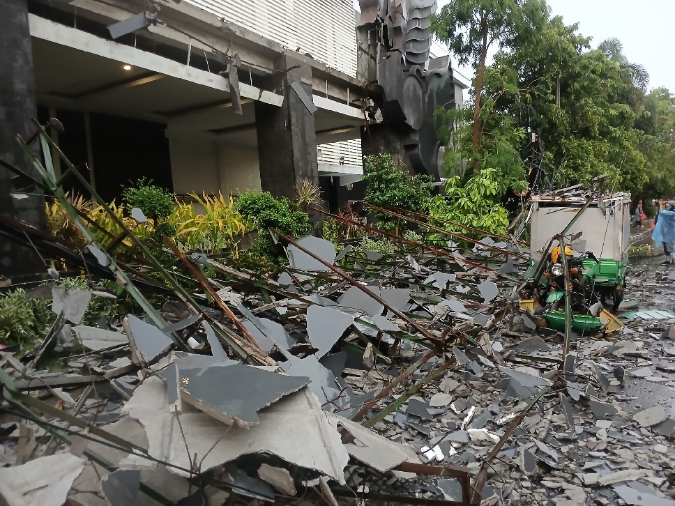 Motor niaga milik pedagang nasi krawu tertimpa bagian bangunan Gedung Pemkab Lamongan yang roboh diterpa cuaca ekstrem.