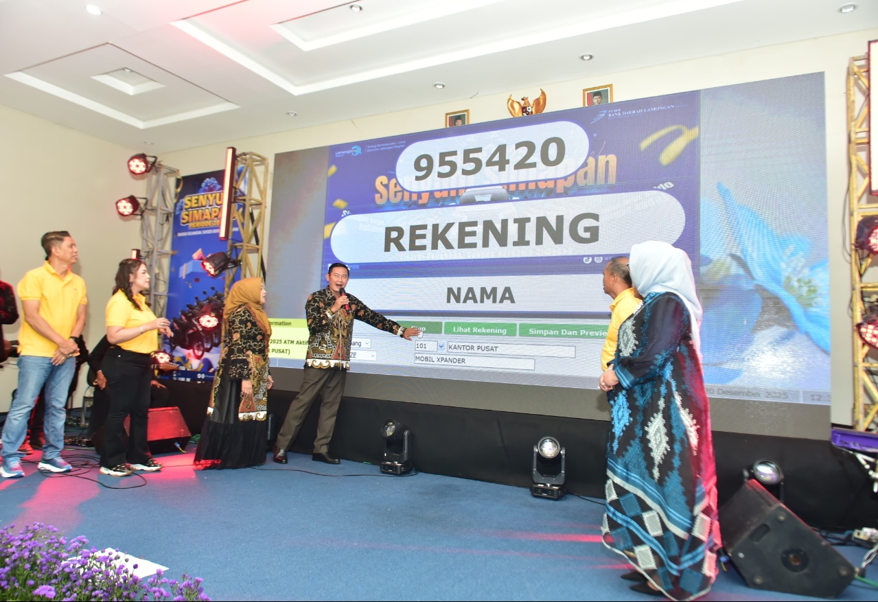 Bupati Yes menombol start pengundian hadiah utama mobil Xpander pada acara Senyum Simapan PT BPR BDL (Perseroda) periode 2025, Sabtu (20/12).