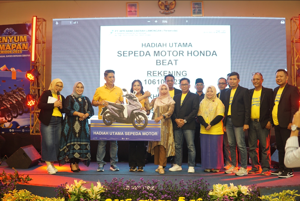 Direktur Utama PT BPR BDL (Perseroda), Nur Rahmawati, SE, didampingi Direktur Operasionsl dan Bisnis BDL, Dedy R. Wibowo memberikan hadiah Honda Beat.