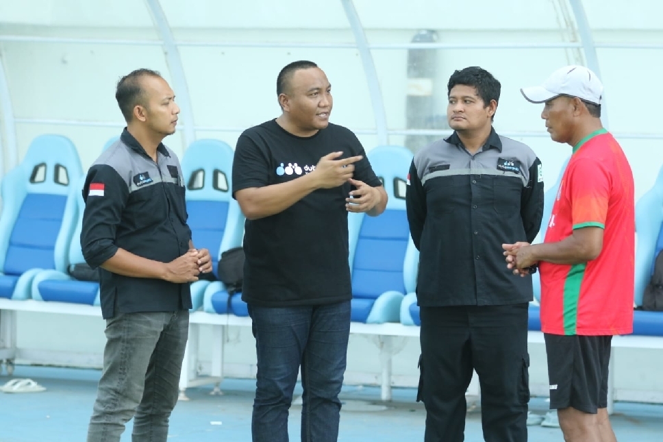 Direktur Bisnis Persela, Pradita Adhitya (dua dari kiri) Berdiskusi dengan Karteker Pelatih Persela, Ragil Sudirman.