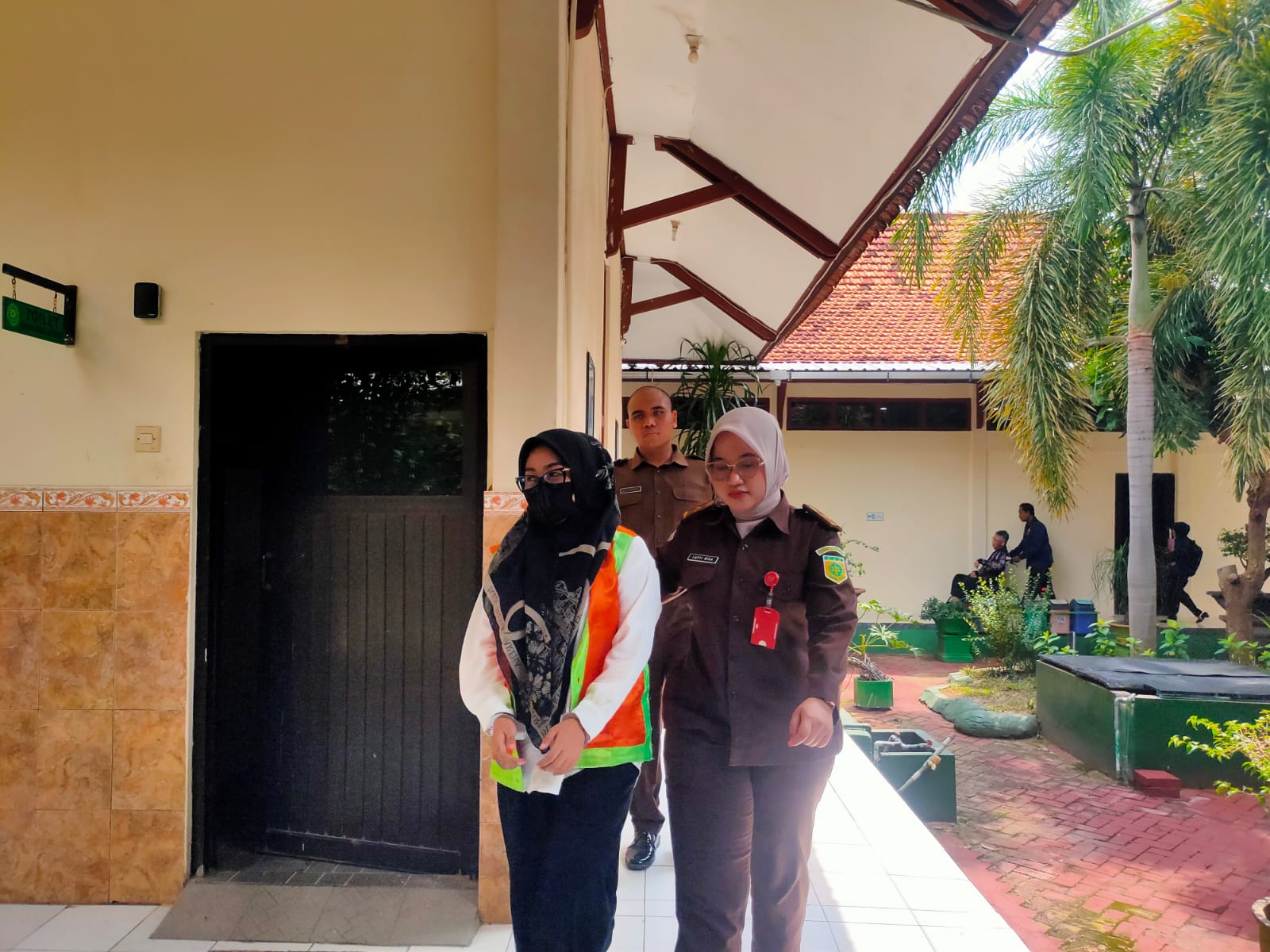Terdakwa arisan bodong, Elda Nura Zilawati saat menuju ruang sidang PN Lamongan.