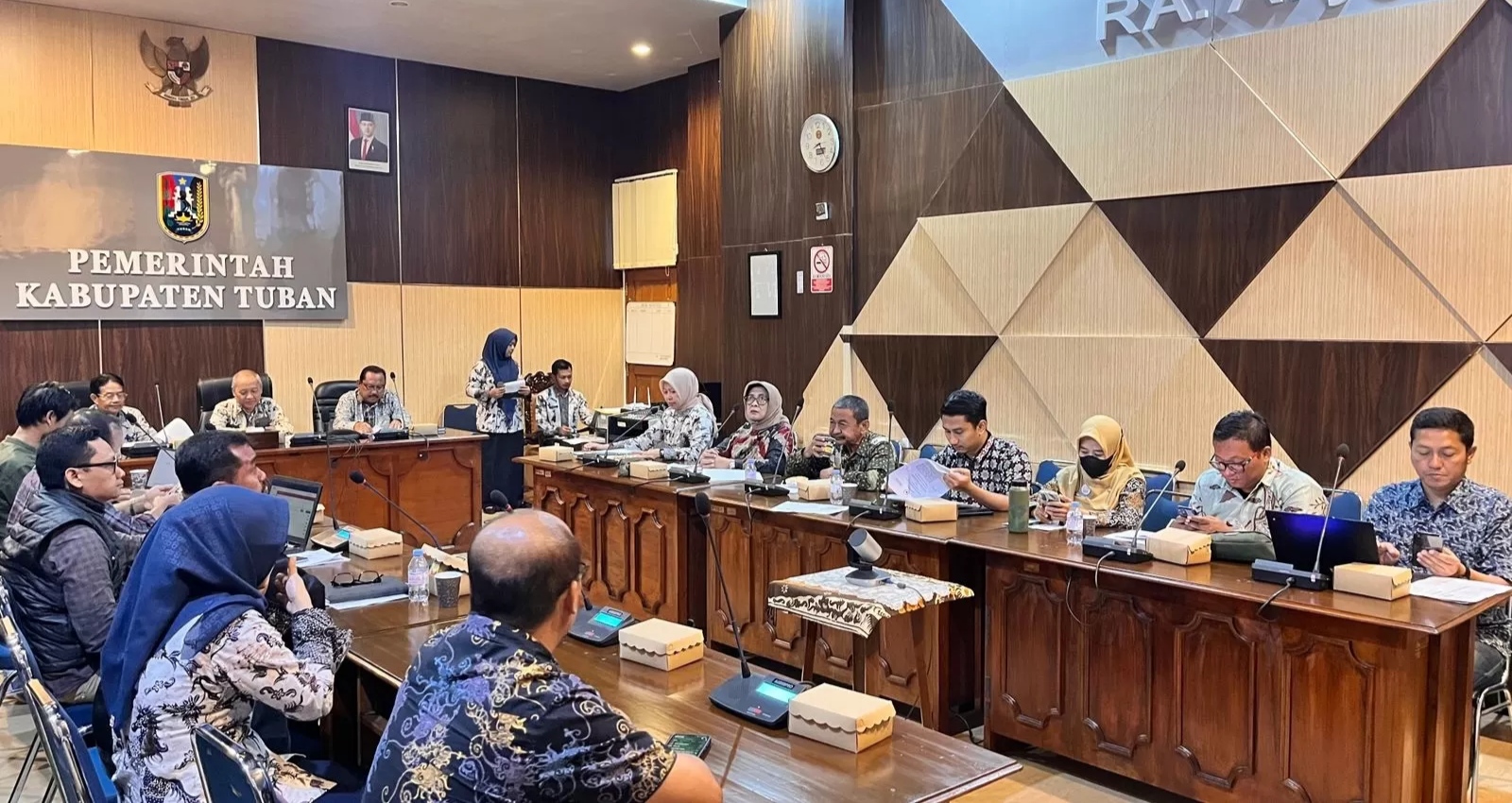 Rapat pengusulan nilai UMK/UMSK Kabupaten Tuban bersama Dewan Pengupahan Kabupaten Tuban di ruangan rapat Aryo Tejo lantai dua gedung Pemkab Tuban, kemarin (19/12).