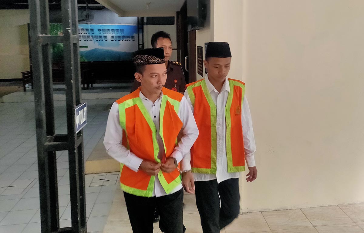 DITUNTUT SEMBILAN BULAN: Asmono Ponco Saputro dan David Kurnia Salsa Sahnana menjalani persidangan di Pengadilan Negeri Lamongan karena pengeroyokan. (IST/RDR.LMG)