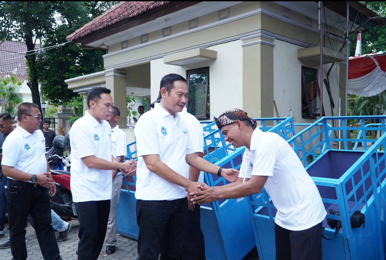 Bupati Yes didampingi Wabup Mas Dirham dan Kepala DLH Andhy menyalurkan bantuan gerobak sampah dan mobil roda tiga kepada kader lingkungan.