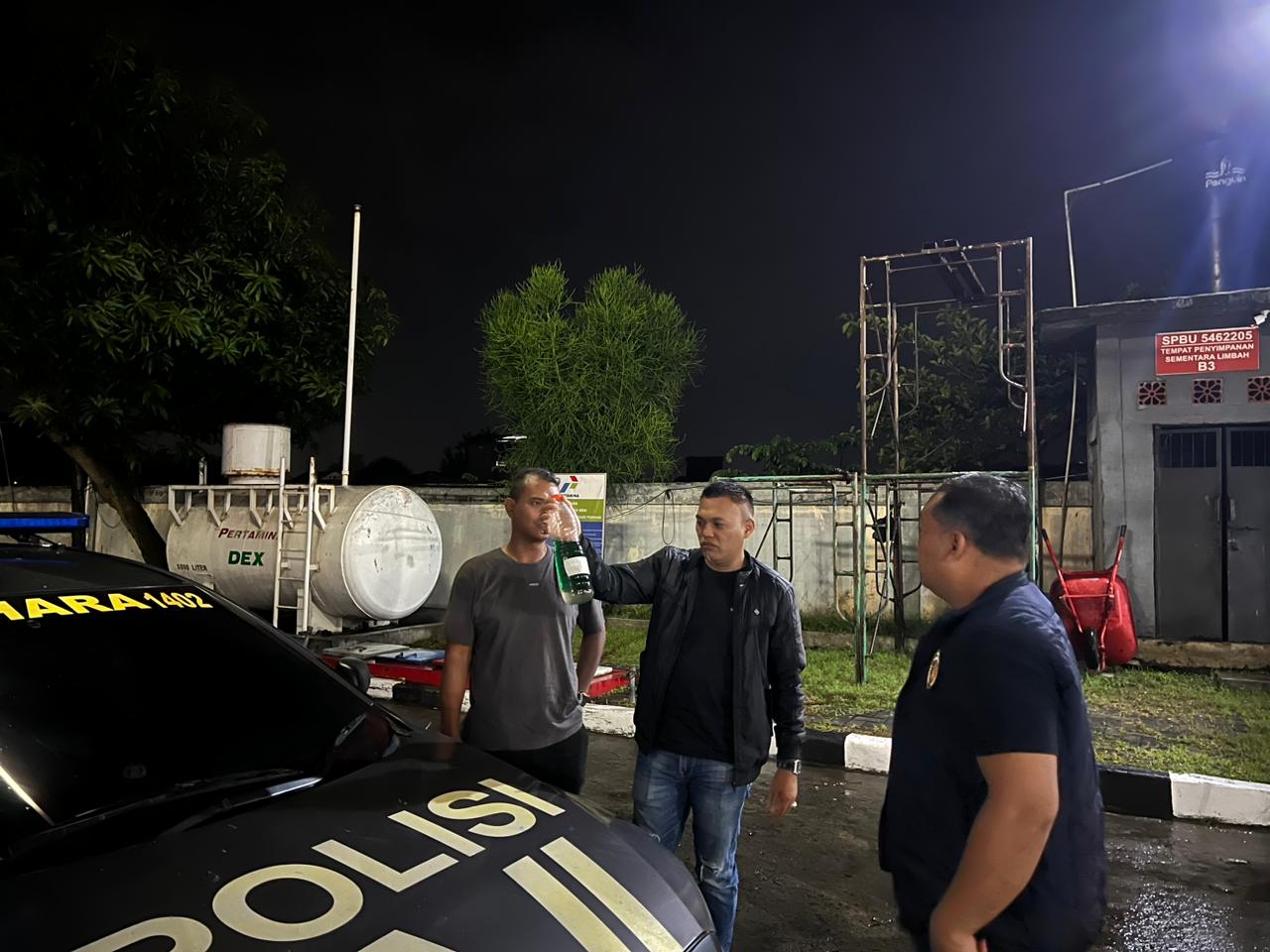 Petugas satreskrim Polres Lamongan melakukan pengecekan BBM di SPBU di jalan Babat-Bojonegoro.