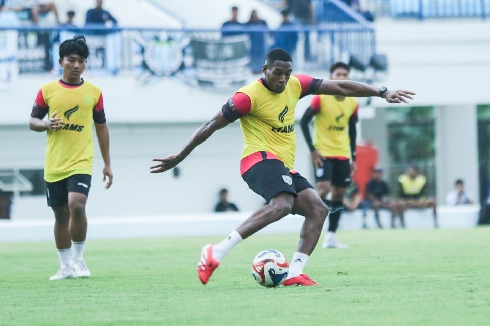 Jhon Mena jadi tumpuan Persela saat melawat ke Stadion Lukas Enembe melawan Persipura Jayapura.
