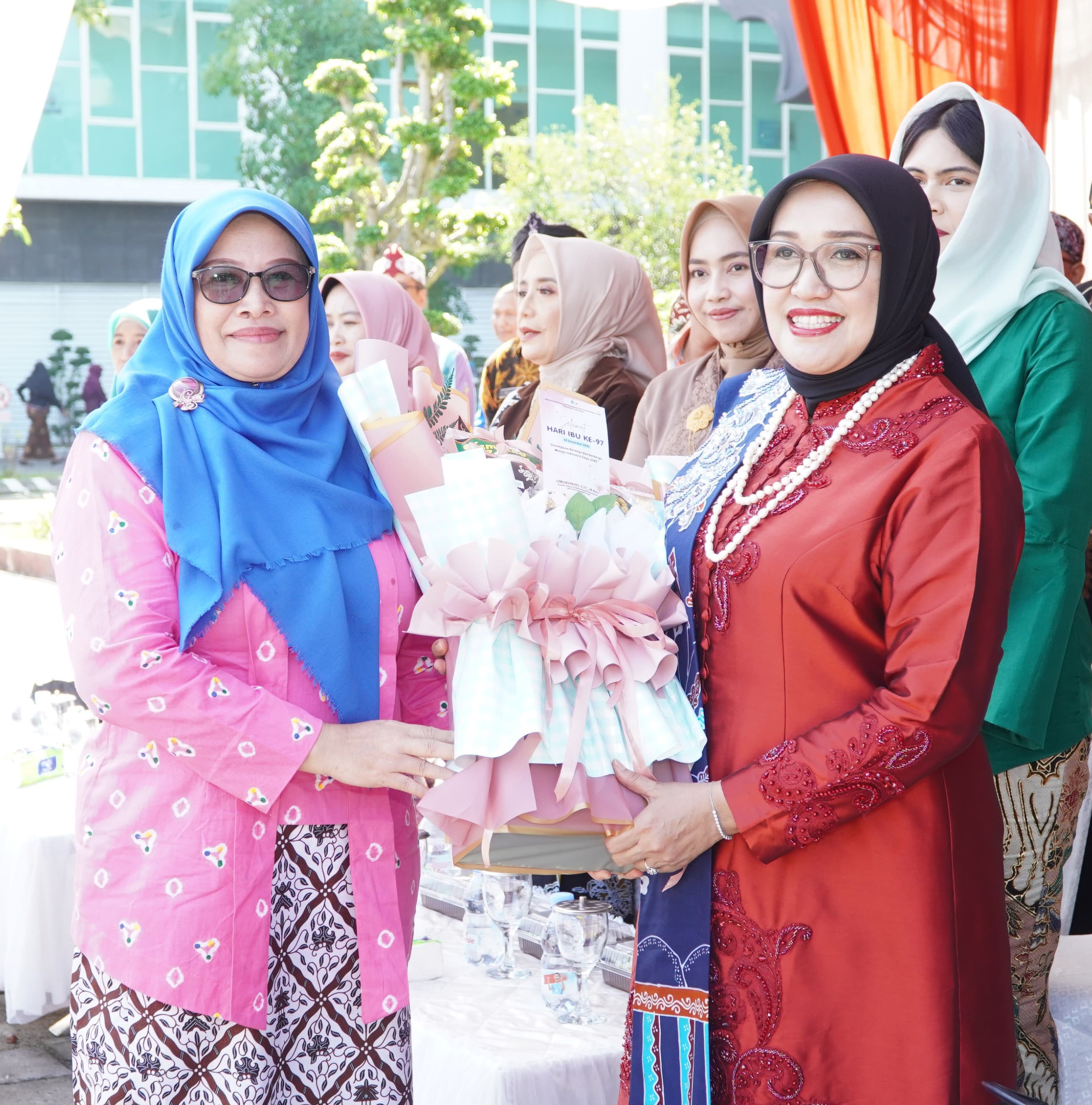 PERINGATAN HARI IBU: Ketua TPP PKK Kabupaten Lamongan, Anis  Yuhronur Efendi, bersama perempuan inspiratif dan berdedikasi yang menerima penghargaan dalam peringatan Hari Ibu ke-97. (HUMAS KOMINFO)