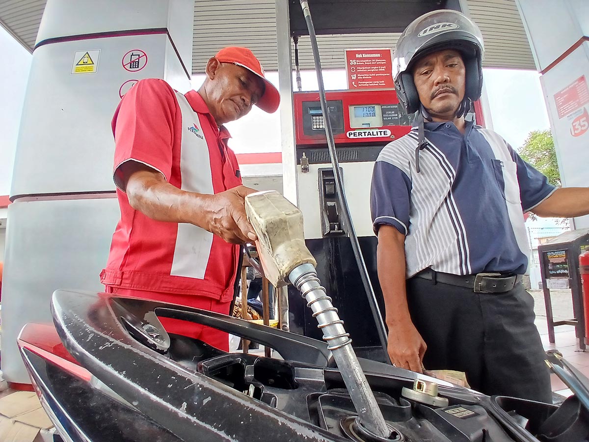 PASTIKAN STOK AMAN: Pengendara motor mengisi bahan bakar minyak di salah satu SPBU di Kabupaten Lamongan. (ANJAR DWI PRADIPTA/RDR.LMG)