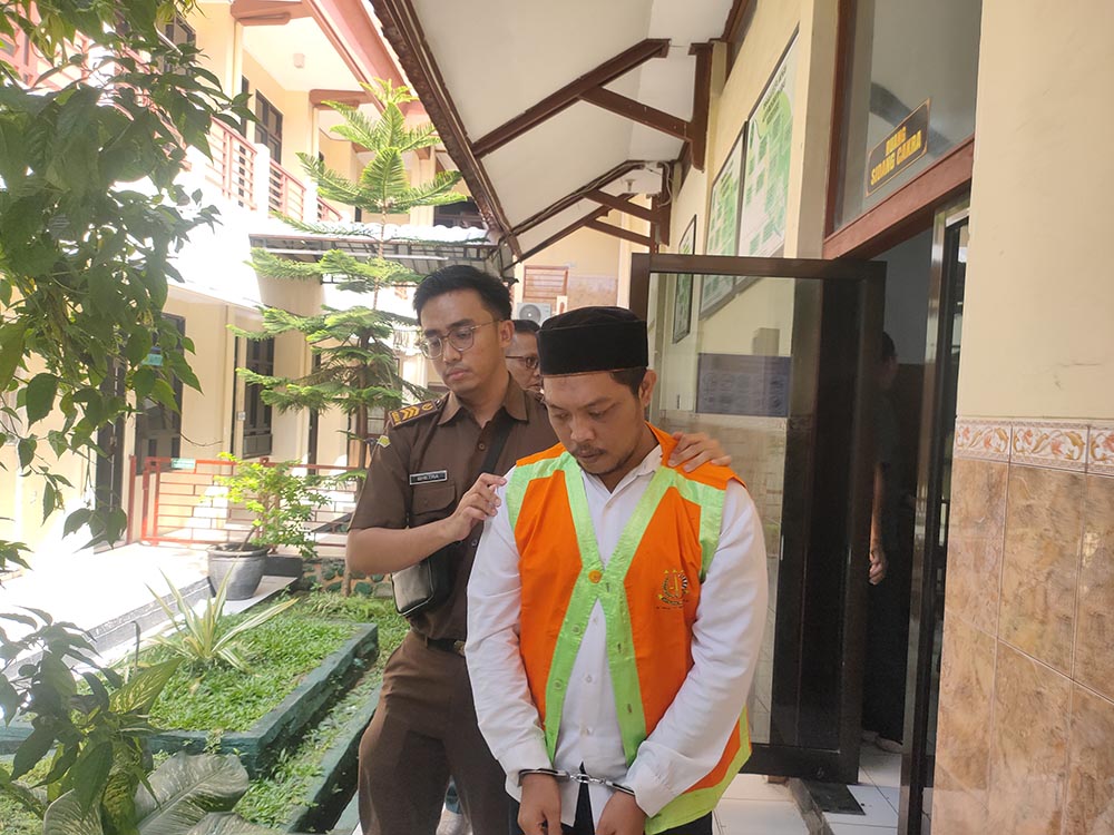 DITUNTUT ENAM TAHUN: Yuda Prastiyo di Pengadilan Negeri Lamongan karena terjerat kasus jual beli sabu di wilayah pantura. (IST/RDR.LMG)