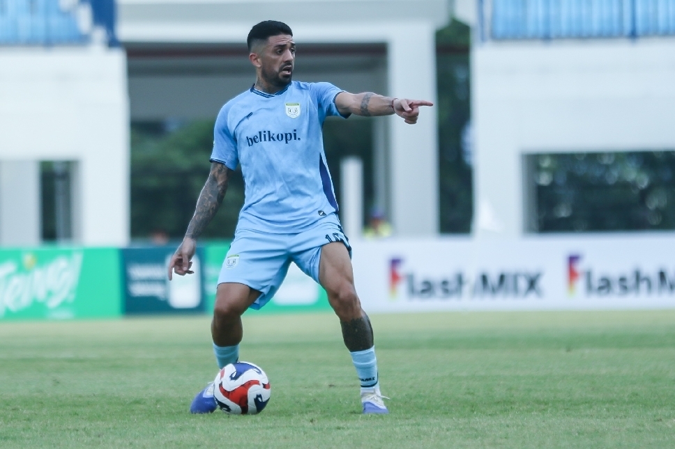 Jonathan Bustos jadi andalan di lini tengah Persela.
