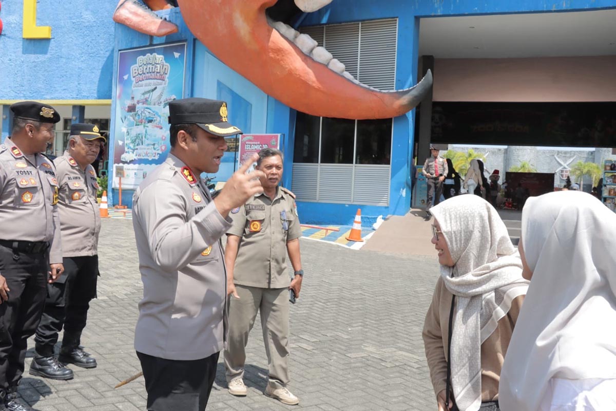 MENYAPA: Kapolres Lamongan AKBP Agus Dwi Suryanto melakukan pengecekan kesiapan pengamanan natal dan tahun baru dengan mengunjungi pos pengamanan dan pelayanan, serta mendatangi WBL. (IST/RDR.LMG)