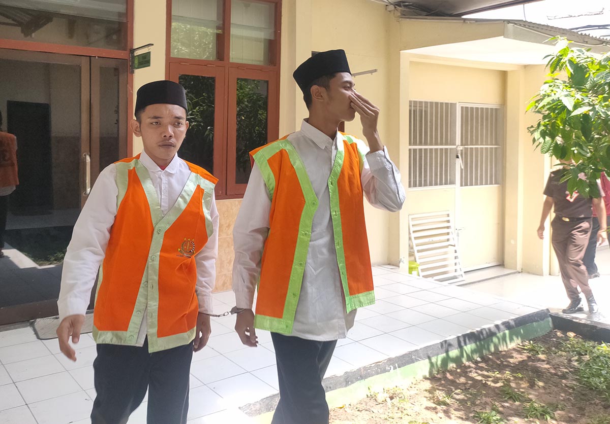 DIVONIS 4,5 TAHUN: Aldi Hari Pratama dan Ebie Gema Ramadhan menjalani sidang di Pengadilan Negeri Lamongan. (IST/RDR.LMG)