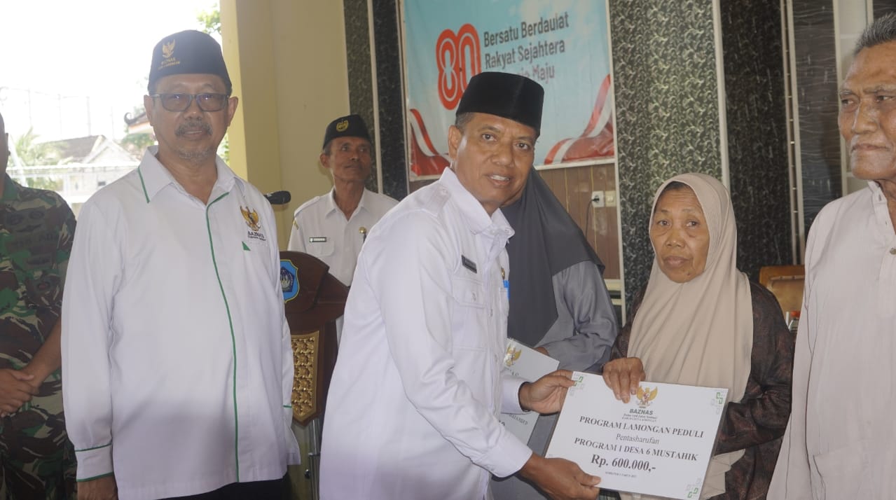 SERAHKAN LANGSUNG: Sekretaris Daerah Kabupaten Lamongan, Moh. Nalikan menyerahkan bantuan.