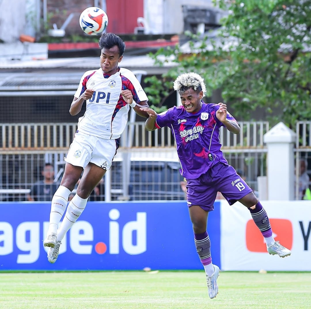 SAMA KUAT : Pemain Persika Karanganyar duel udara dengan pemain Rans Nusantara FC.