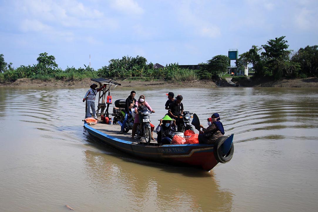 LEBIH CEPAT: Salah satu perahu penyeberangan yang digunakan masyarakat di sekitar Bengawan Solo. (ANJAR DWI PRADIPTA/RDR.LMG)