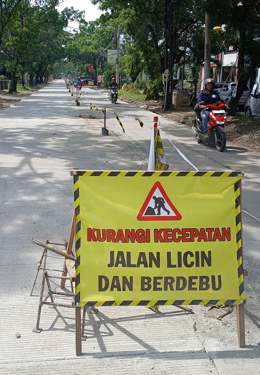 SEGERA TUNTAS: Perbaikan Jalan Soekarno Hatta Lamongan. (ANJAR DWI PRADIPTA/RDR.LMG)