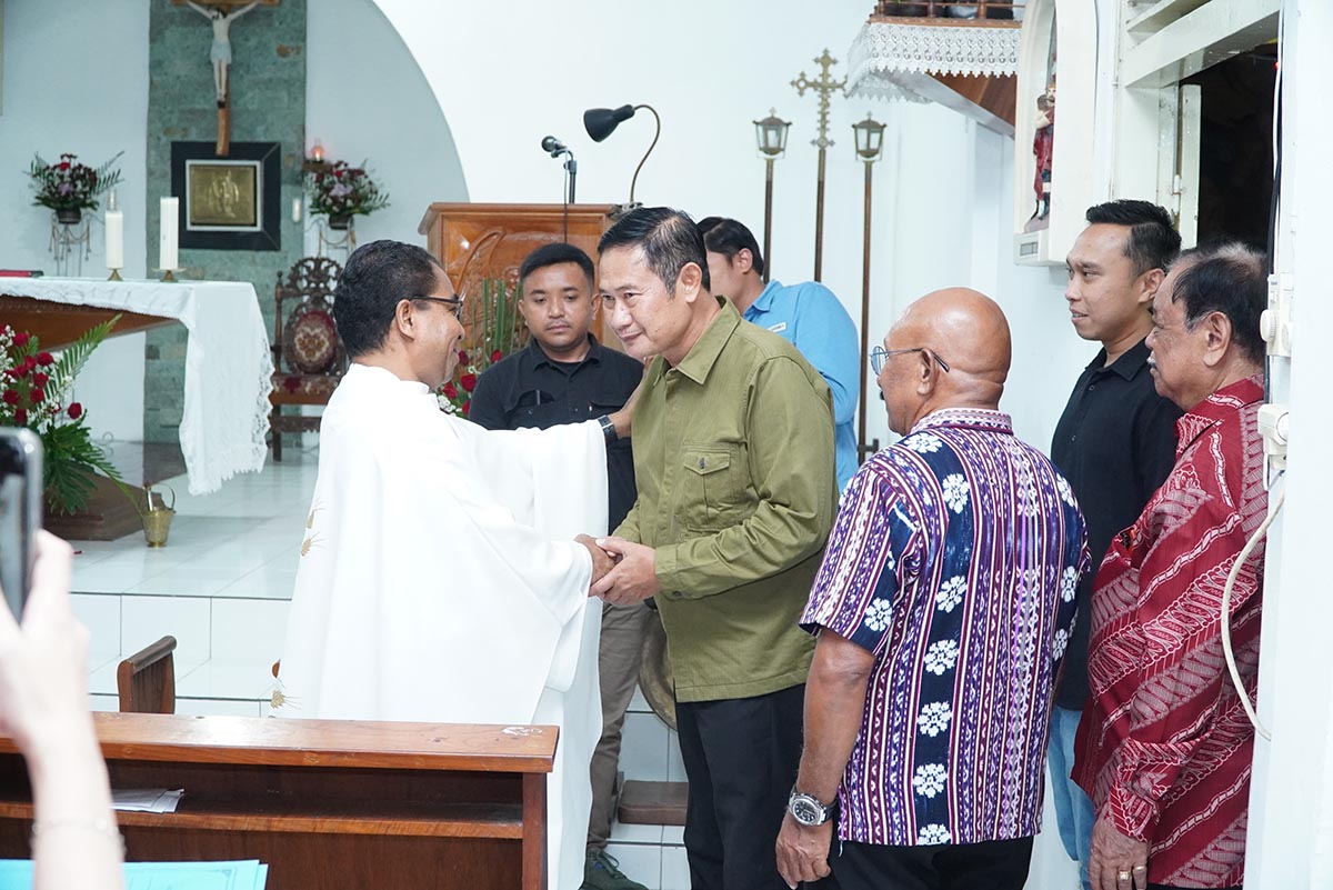 PASTIKAN LANCAR: Bupati Lamongan Yuhronur Efendi bersama rombongan mengunjungi salah satu gereja di Lamongan. (HUMAS KOMINFO/RDR.LMG)