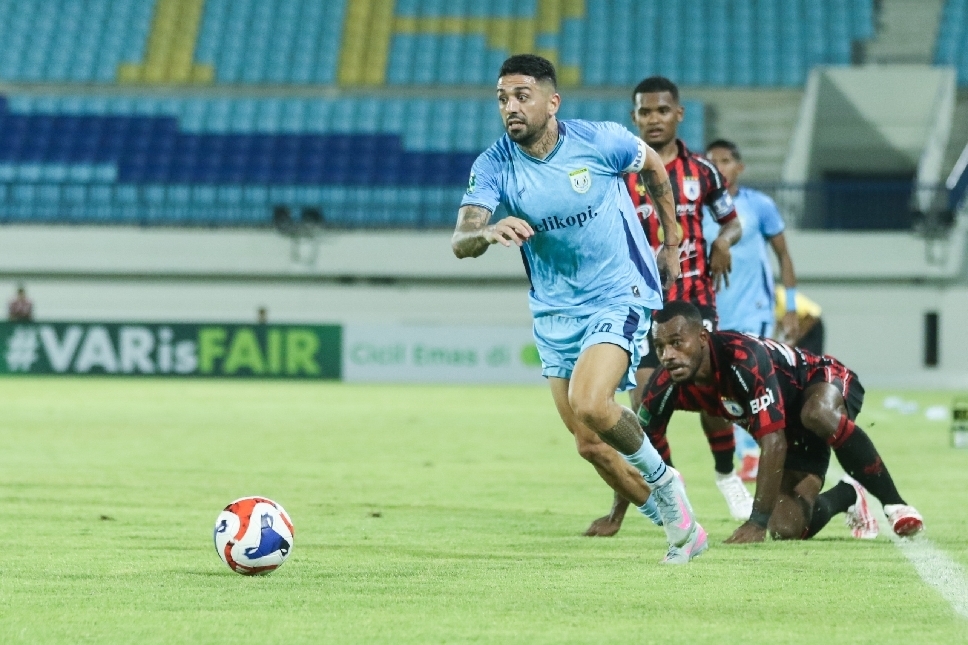 Pertemuan pertama musim ini Persela tumbang oleh Persipura dengan skor akhir 1-2.