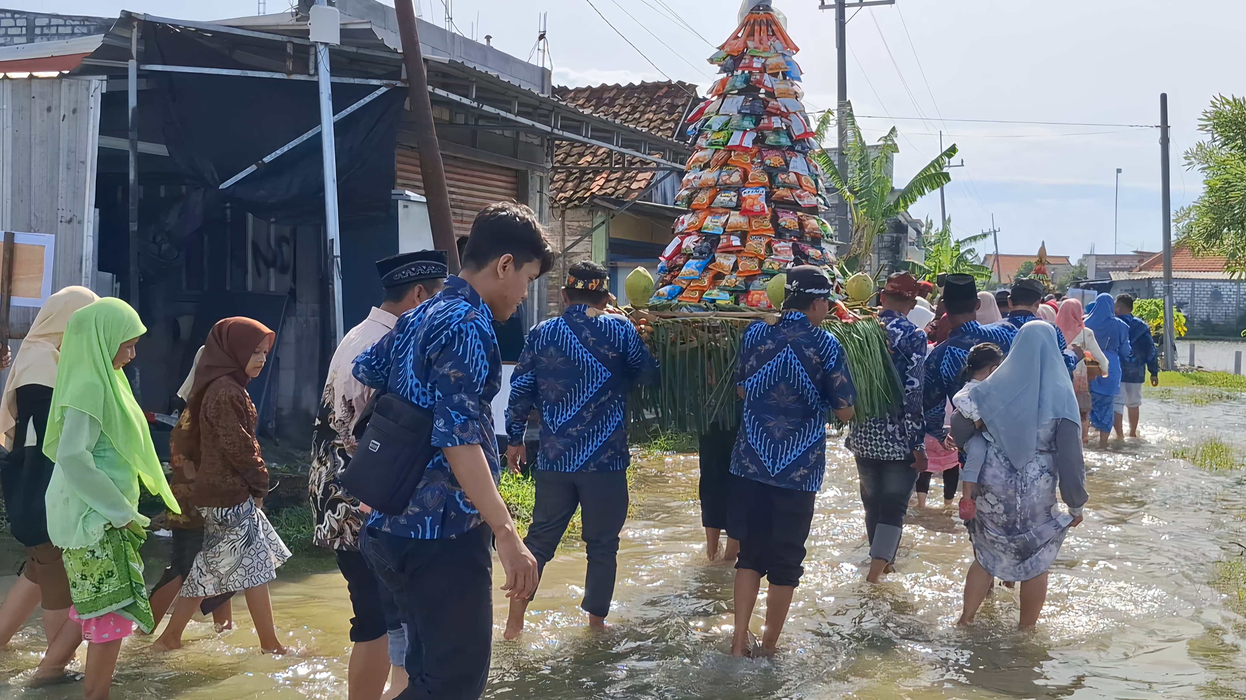 Warga Dusun Kudu, Desa Weduni Kecamatan Deket tetap menggelar sedekah bumi ditengah kepungan banjir Bengawan Jero, Minggu (28/12).