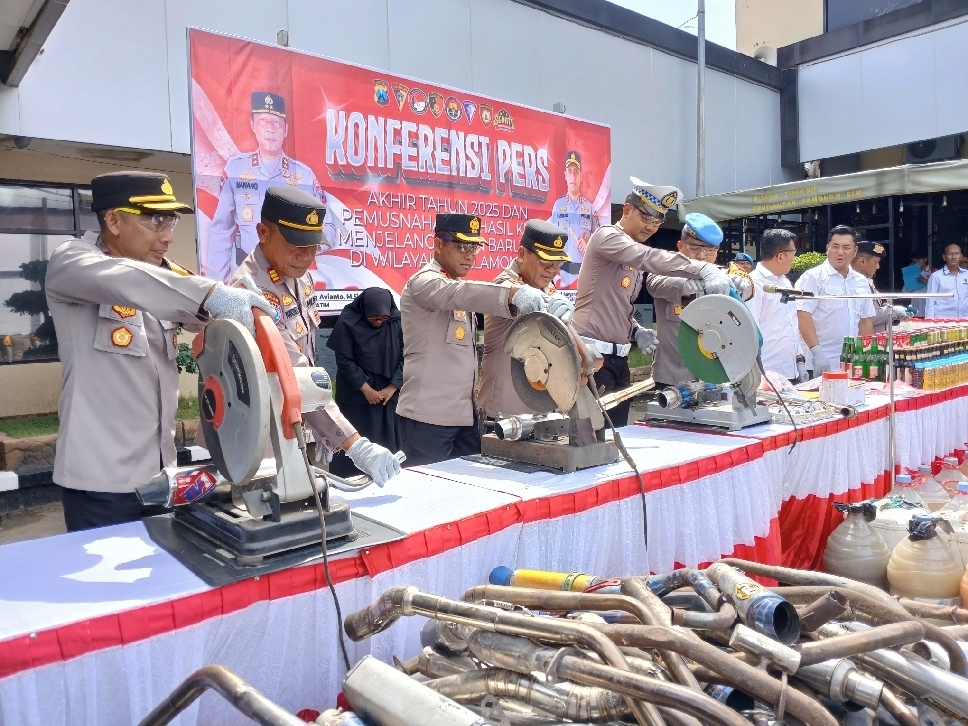 Kapolres Lamongan beserta jajaran memusnahkan knalpot brong. Pada malam pergantian tahun, Polres Lamongan memberi himbauan agar tidak menggelar kegiatan yang negatif.