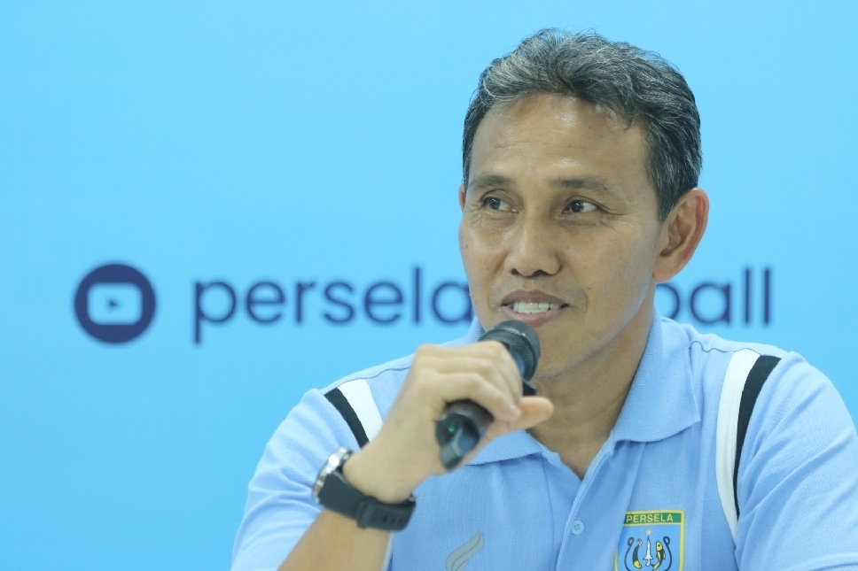 Bima Sakti saat diperkenalkan sebagai pelatih Persela Lamongan (30/12).