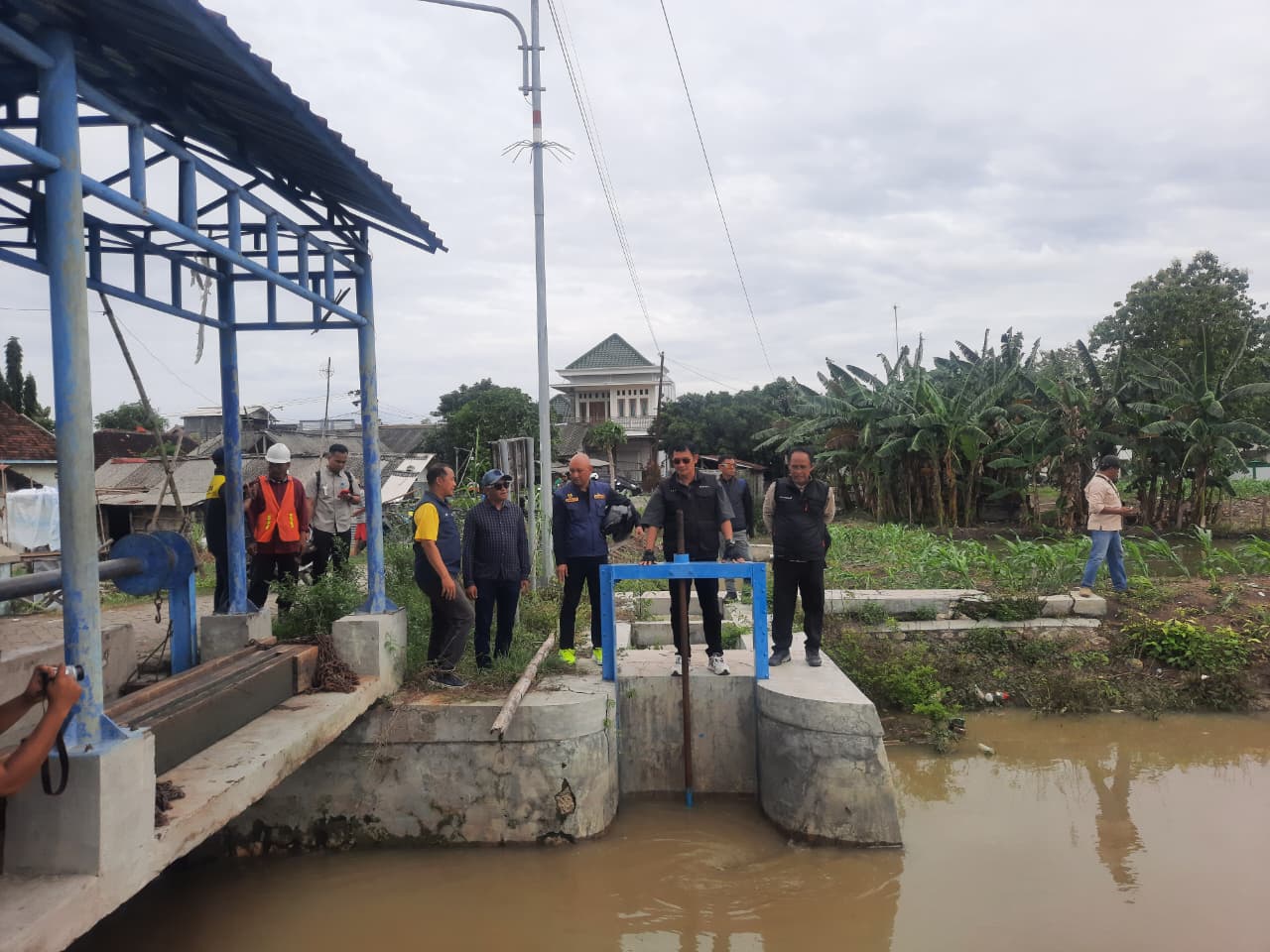 TINJAU : Bupati Lamongan Yuhronur Efendi melakukan pengecekan ketersediaan air.