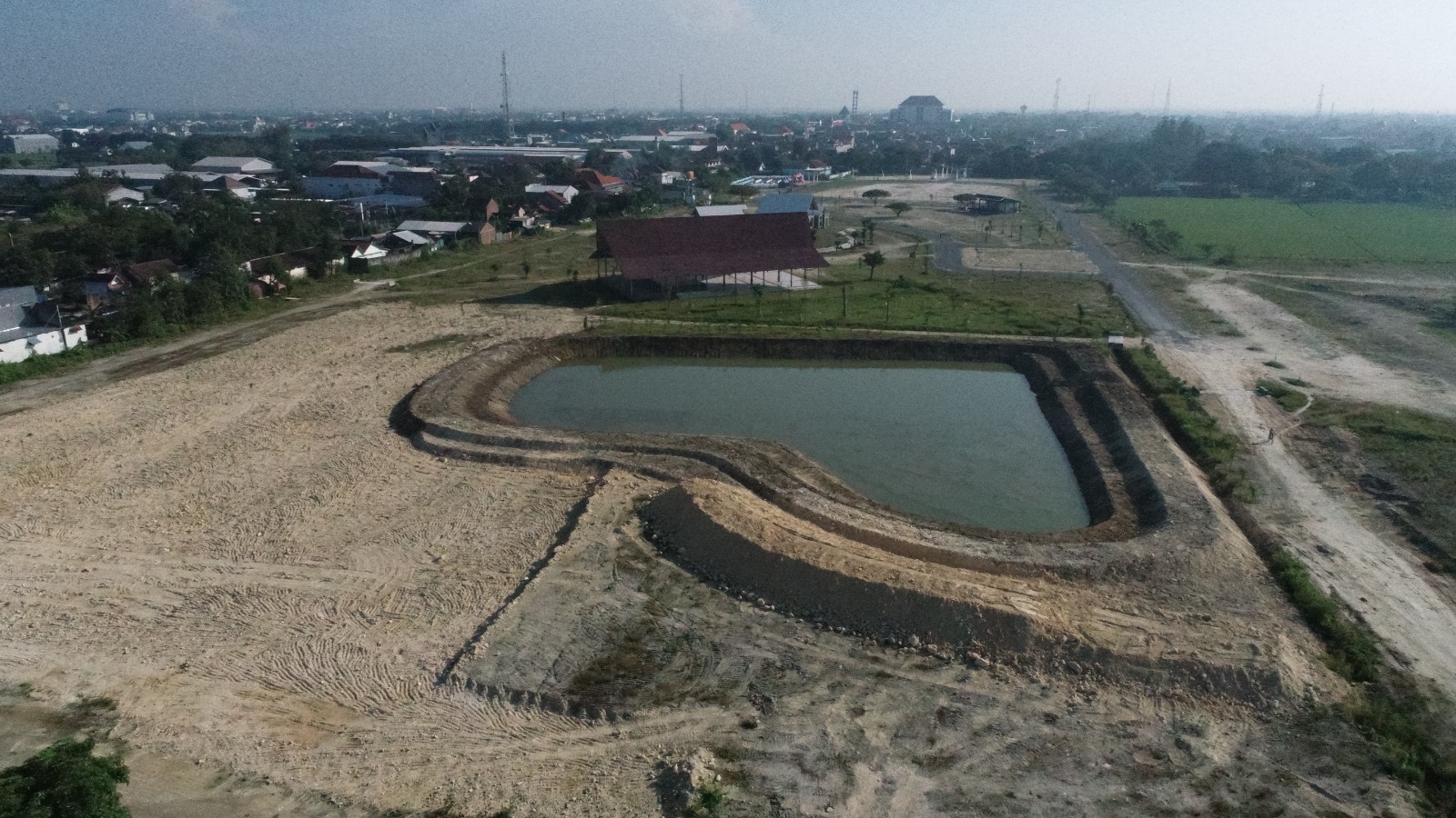 MANTAP : Pengerjaan pengerukan embung di salah satu waduk di wilayah Lamongan.