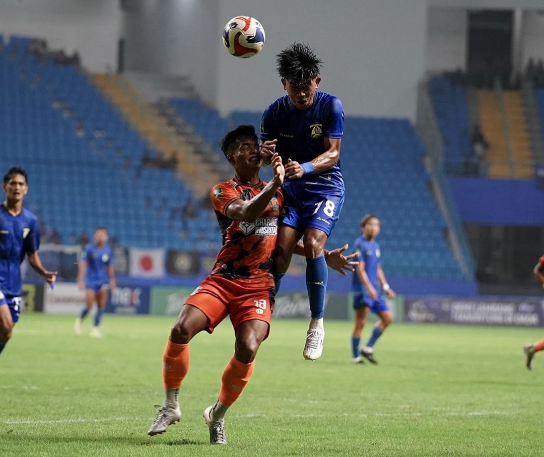 Pemain Persiba Balikpapan ketika berduel dengan pemain Kendal Tornado FC di stadion Batakan. Pelatih Persiba masih butuh wajah baru di bursa transfer untuk untuk menambal kekuatan tim.