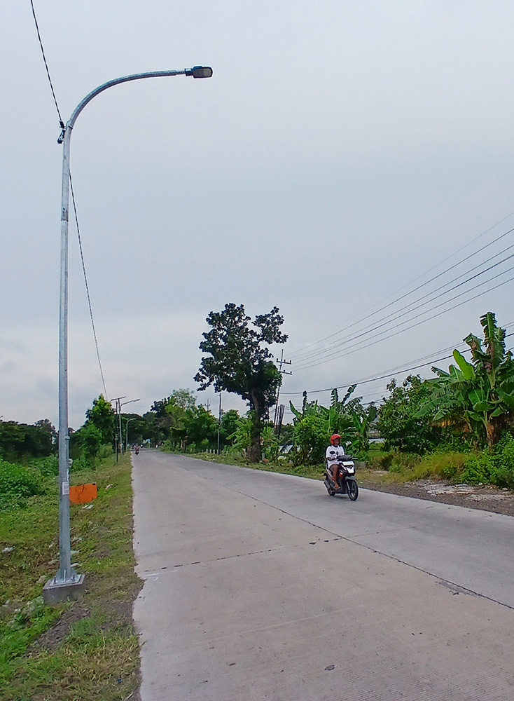 TAHUN DEPAN BAKAL DITAMBAH: Salah satu penerang jalan umum yang terpasang di Kabupaten Lamongan. (ANJAR DWI PRADIPTA/RDR.LMG)