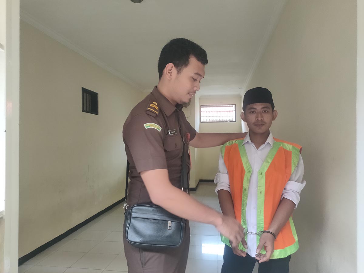 DITUNTUT SEMBILAN TAHUN: Ervan Bayu Prasetiyo menjalani persidangan di PN Lamongan. (ASIP ALAFI /RDR.LMG)