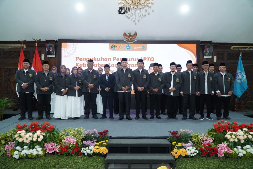 Bupati Lamongan, Dr. H. Yuhronur Efendi, MBA, M.Ek bersama pengurus LPTQ Kabupaten Lamongan yang baru dilantik.