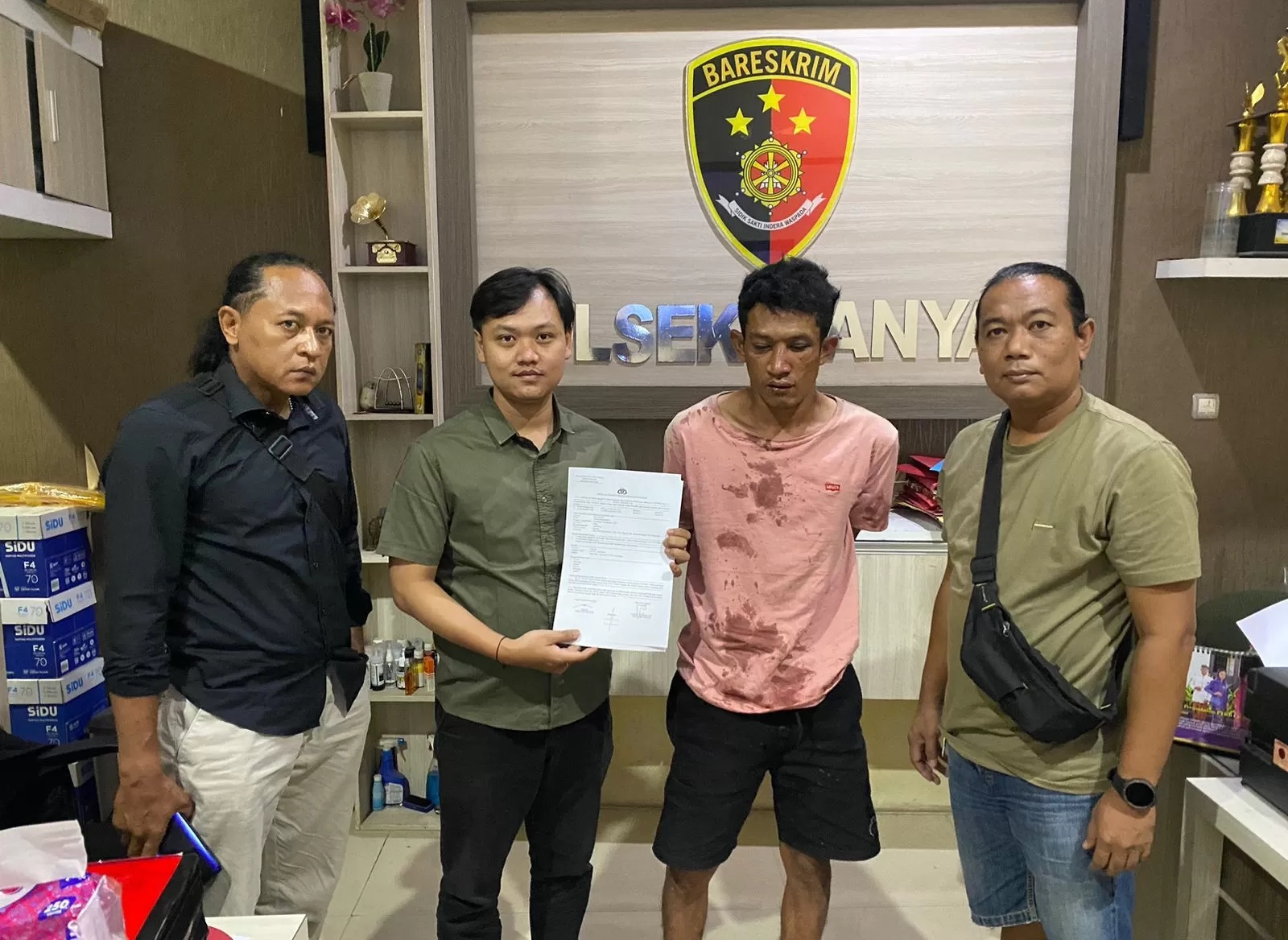 DILIMPAHKAN: Pelaku curanmor, M. Urifan, saat dilimpahkan oleh anggota Polsek Manyar ke jajaran Satreskrim Polres Lamongan guna menjalani penyidikan lebih lanjut terkait aksi pencurian di Glagah.