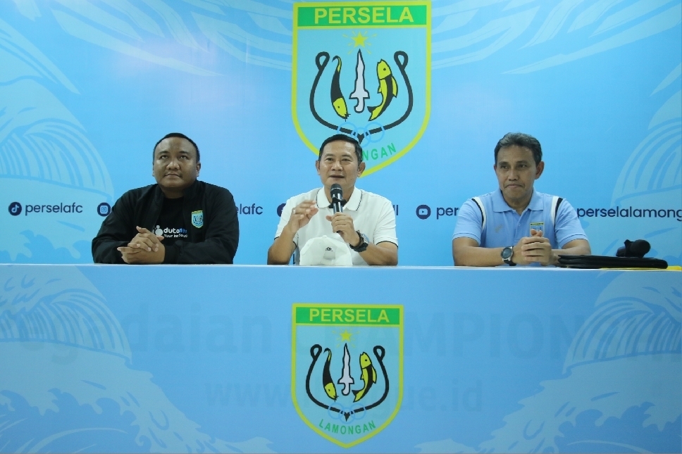 Penasihat Persela, Yuhronur Efendi saat memperkenalkan Bima Sakti sebagai pelatih Persela yang baru.