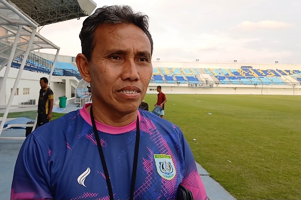 Bima Sakti, Pelatih Kepala Persela Lamongan, seusai memimpin latihan Laskar Joko Tingkir di Stadion Surajaya, Jumat (2/12).