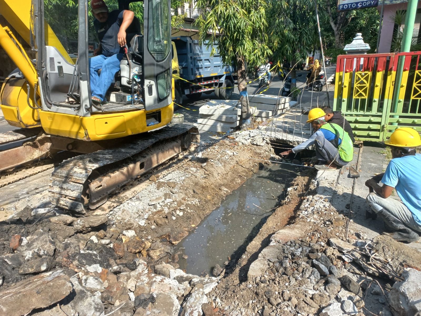 Untuk menekan risiko genangan dan banjir perkotaan, pada tahun 2025 telah diterapka berbagai langkah strategis. Normalisasi saluran sepanjang lebih dari 1000 meter.