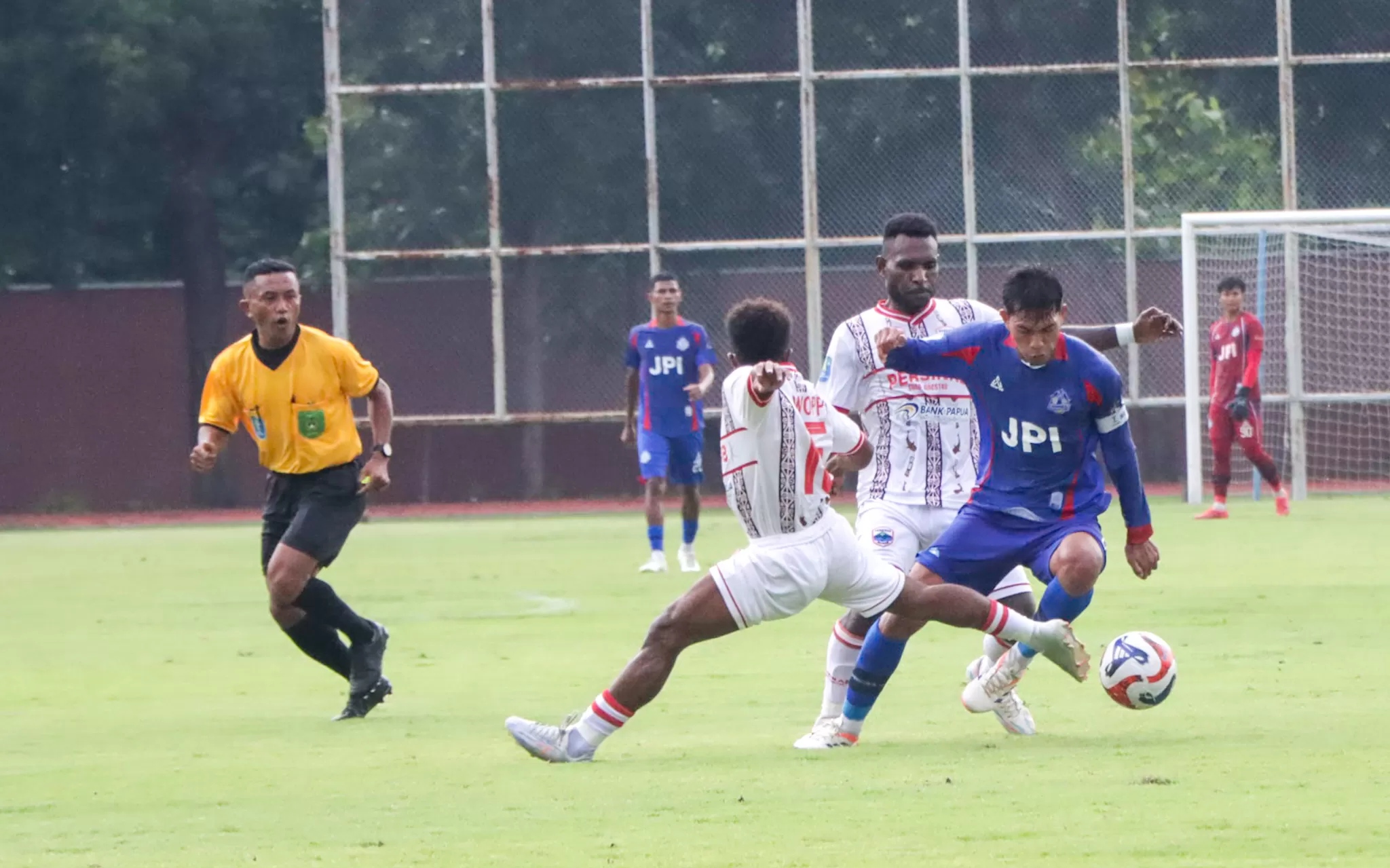 TREN POSITIF: Pemain Persinab Sang Maestro saat menghadapi pemain Persika Karanganyar.