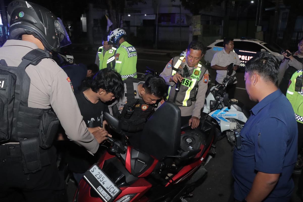DIRAZIA: Pengendara motor di malam pergantian tahun dicegat polisi untuk dicek kelengkapannya. (IST/RDR.LMG)