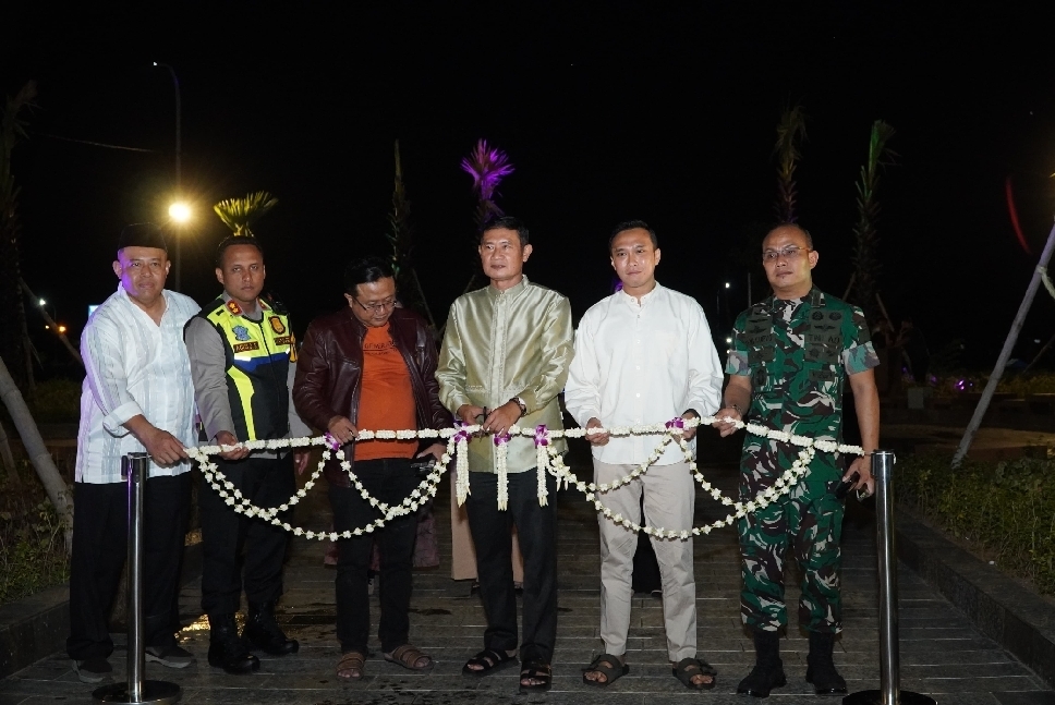 SARANA REKREASI: Peresmian air mancur di Kawasan Gajah Mada Lamongan oleh Bupati Lamongan  Yuhronur Efendi bersama Wabup Dirham dan Jajaran Forkopimda Lamongan dan Kepala DPRKPCK, Fahrudin Ali Fikri