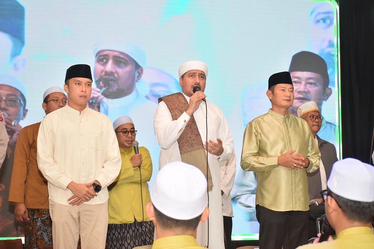 REFLEKSI AKHIR TAHUN 2025: Bupati Yes dan Mas Wabup Dirham menghadiri gema salawat yang dipimpin Habib Anis bin Syahab di Masjid Agung Lamongan. (HUMAS KOMINFO/RDR.LMG)