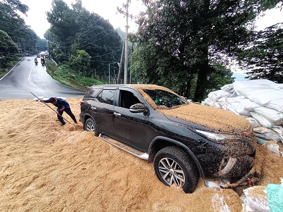 TRANSMISI MATIC: Toyota Fortuner mengalami rem blong dan menerabas jalur penyelamat Gotekan, Desa/Kecamatan Pacet, Kabupaten Mojokerto, Kamis (radar mojokerto).