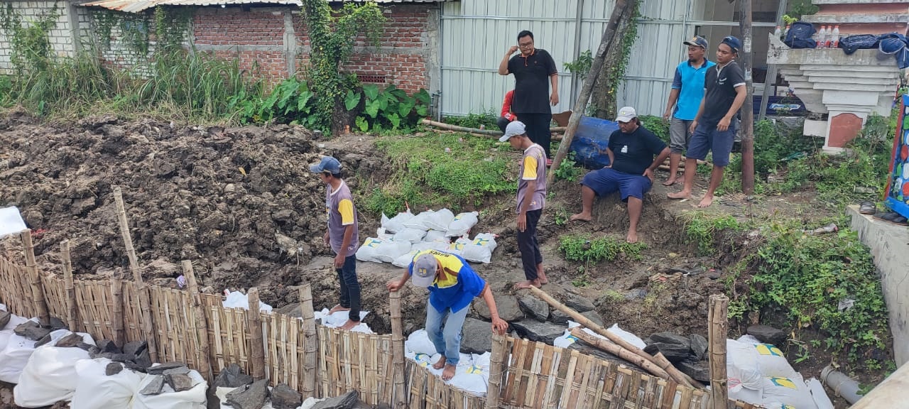 DARURAT: Perbaikan tanggul Kali Plalangan melibatkan banyak pekerja. (IST/RDR.LMG)