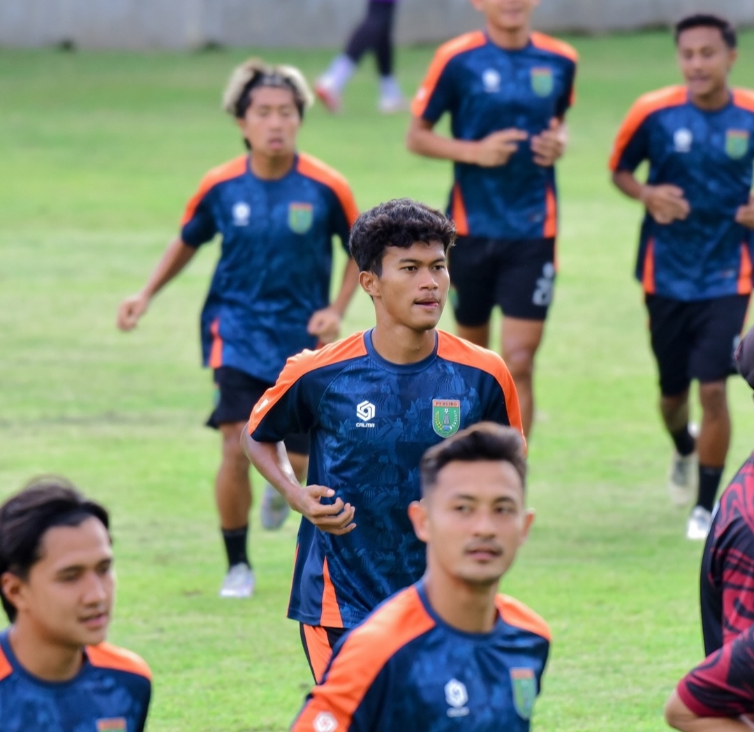 Pemain Persibo siap meredam kecepatan para pemain Persinab Sang Maestro FC malam ini (3/1)