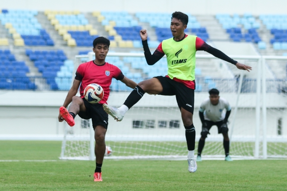 Pemain Persela berlatih di Stadion Surajaya, persiapan melawan tim Persiba Balikpapan.