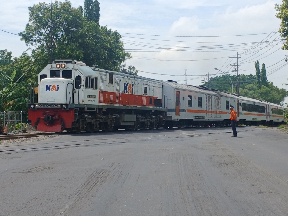 TERKEREK MOMEN: Jumlah penumpang KA di Stasiun Lamongan membludak saat berakhirnya libur sekolah.