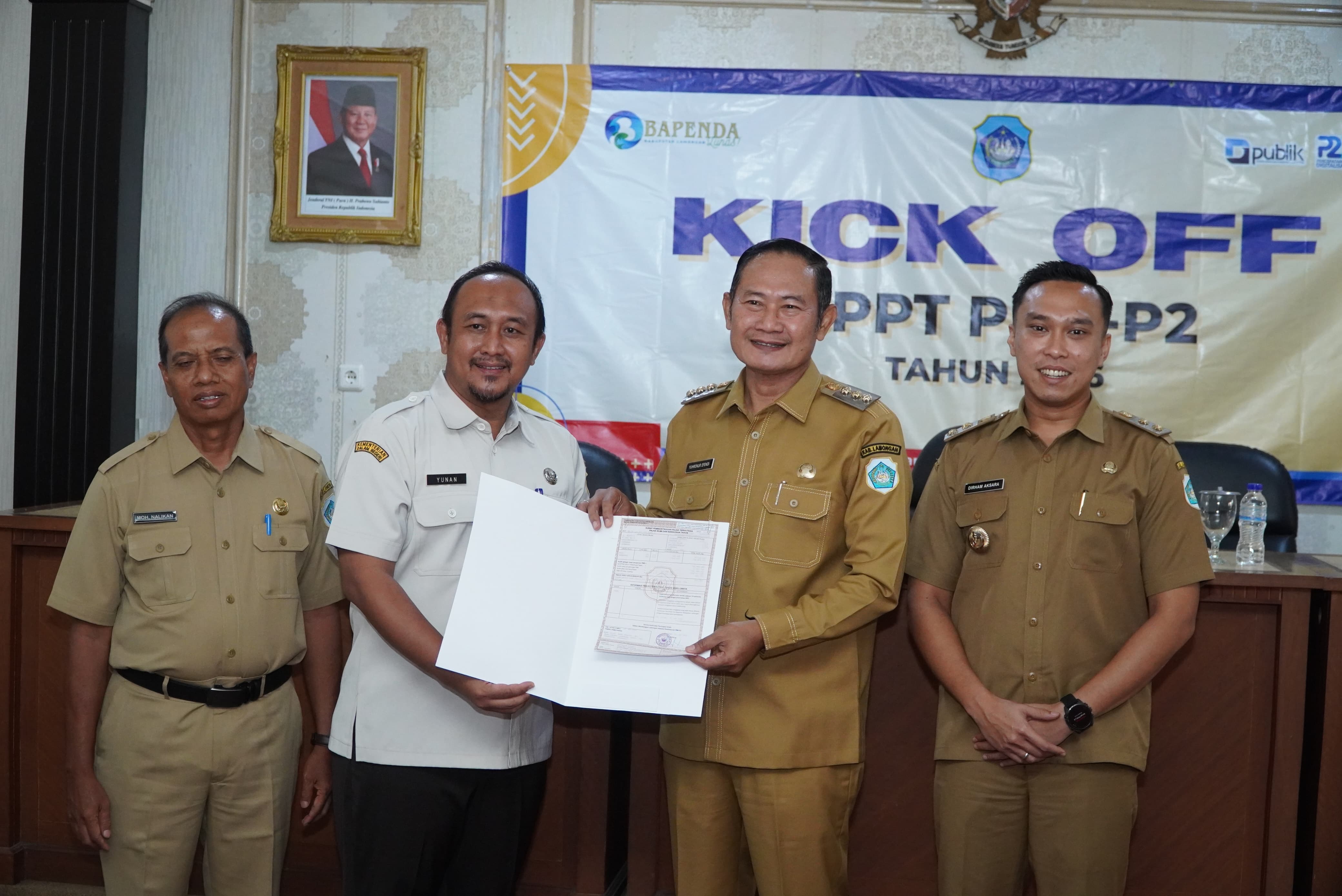 PELAYANAN PUBLIK NAIK LEVEL: Bupati Yes memulai kick-off surat pemberitahuan pajak terutang PBB P2 di ruang Sasana Nayaka Bapenda Lamongan kemarin (5/1)
