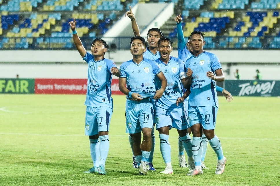 Selebrasi pemain Persela Lamongan, usai Hambali Tholib menjebol gawang Persiba Balikpapan, Minggu (4/1). Dalam laga lanjutan pekan ke-14 Liga 2 Championship