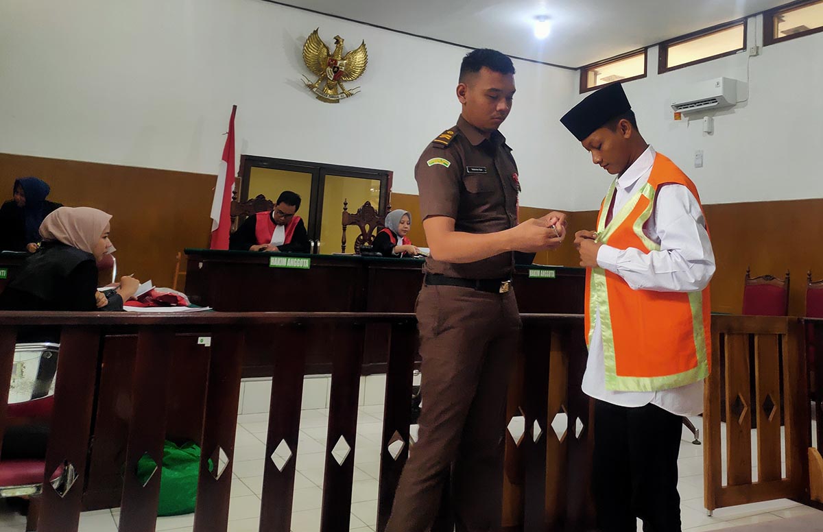 DIVONIS LIMA BULAN: Kevin Tita Rizky Panjalu menjalani sidang kasus peredaran pil dobel L di Pengadilan Negeri Lamongan. (IST/RDR.LMG)