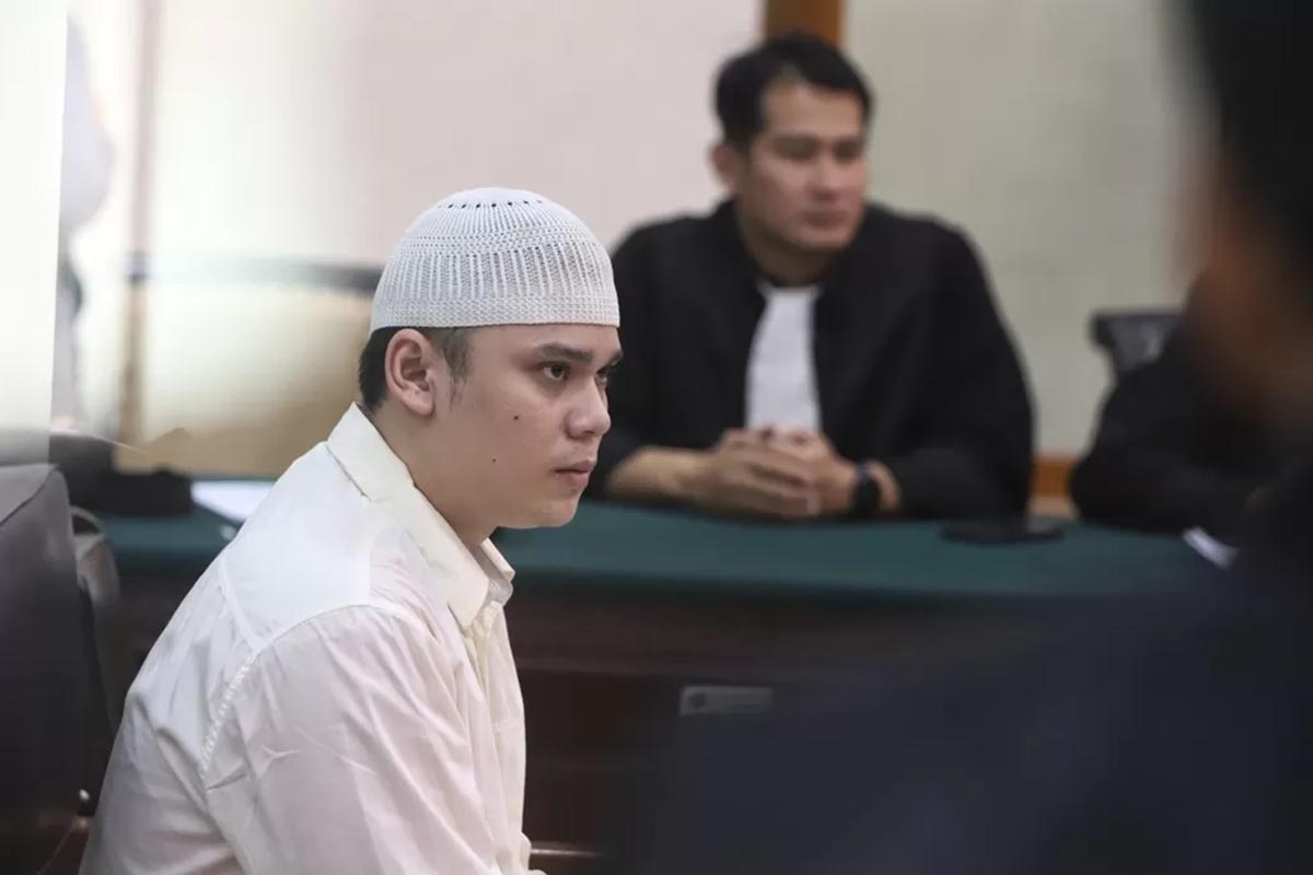JADI PERHATIAN: Alvi Maulana, terdakwa kasus pembunuhan dan mutilasi Tiara Angelina Saraswati saat menjalani persidangan di Pengadilan Negeri Mojokerto, Senin (5/1). (Sofan Radar Mojokerto)