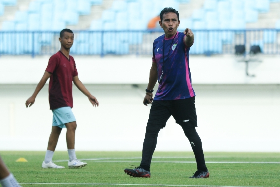 Tindak kekerasan di Liga 4 menjadi sorotan dari berbagai pihak, termasuk pelatih Persela Lamongan, Bima Sakti.