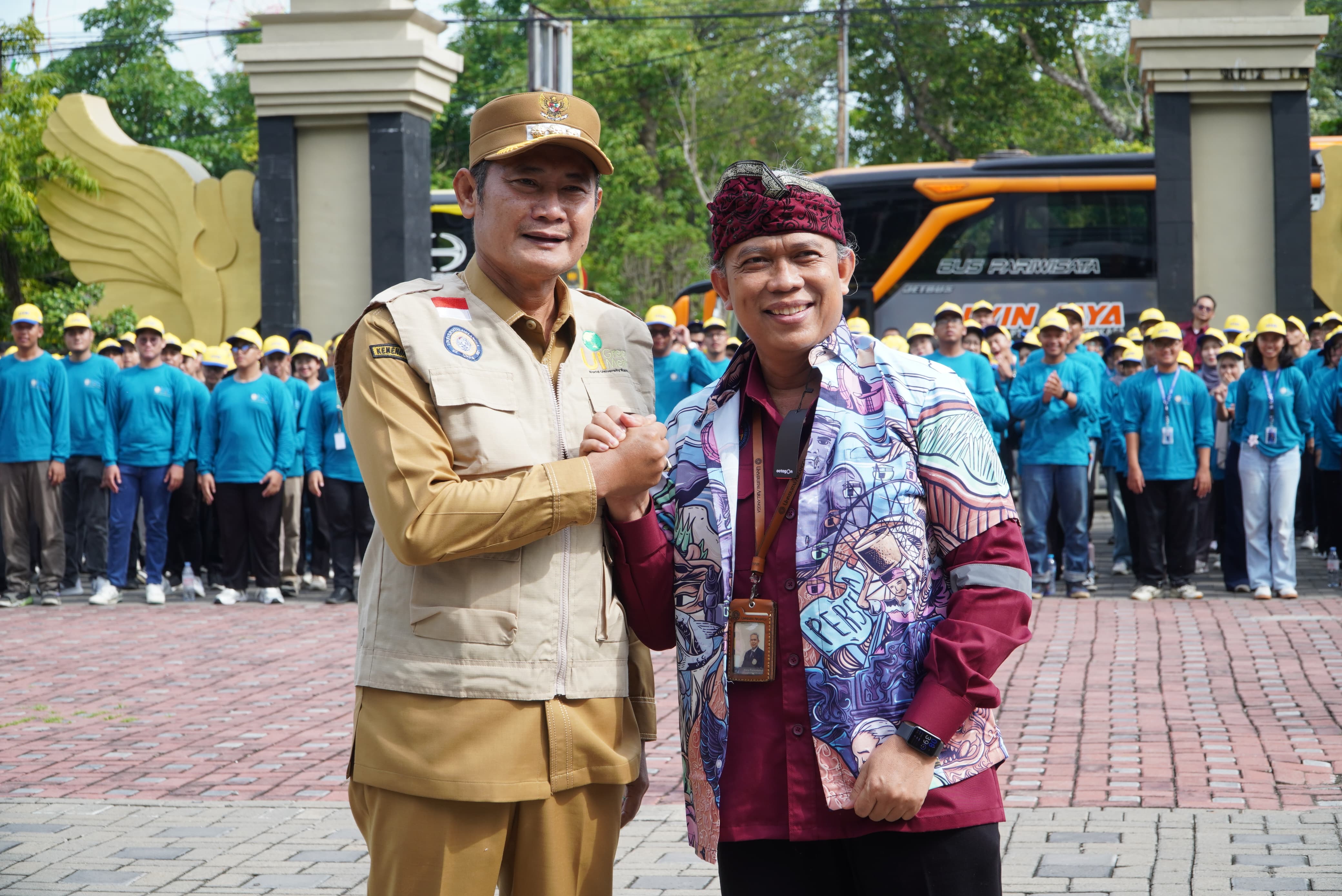 Bupati Yes bersama Ketua Lembaga Pengabdian Masyarakat berkelanjutan Hery Purnobasuki.